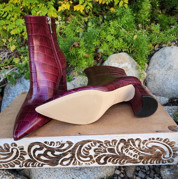 Gorgeous Marc Fisher LTD Croc Embossed Booties - Picture 8 of 8